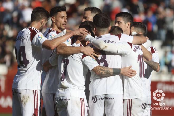 Los jugadores del Albacete celebran uno de los goles ante el Ibiza.