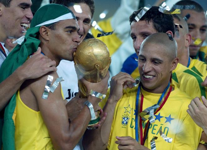 Denilson besa la Copa del Mundo.