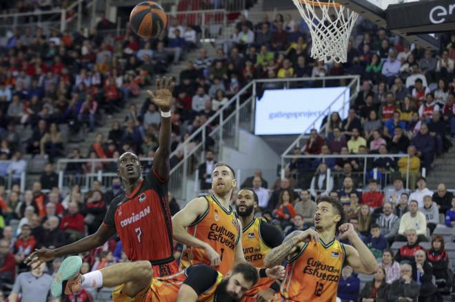El Valencia Basket gana con solvencia a un Covirán mermado (81-110)