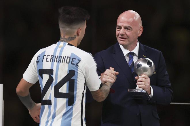 Enzo Fernández recibe de manos de Infantino el premio al mejor jugador joven del Mundial (Foto: Cordon Press).