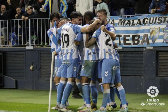 Los jugadores del Málaga se abrazan tras el gol al Alavés (Foto: LaLiga).