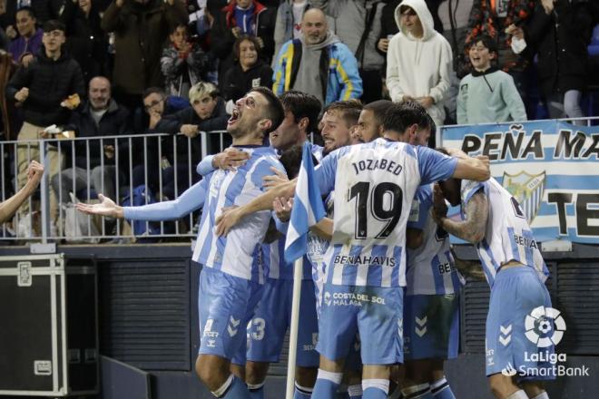 Los jugadores del Málaga se abrazan tras el gol al Alavés (Foto: LaLiga).