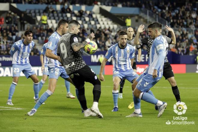 Un lance de juego del Málaga-Alavés (Foto: LaLiga).
