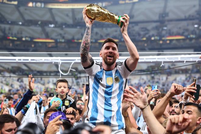 Leo Messi celebra el triunfo de Argentina en el Mundial y Hugo Duro lo trolea
