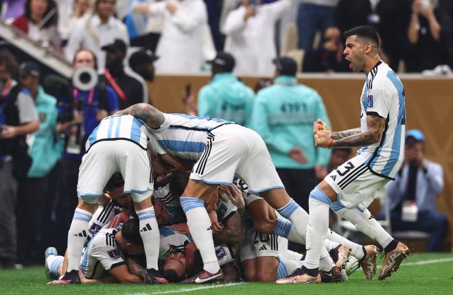 Los jugadores de Argentina celebran el gol de Messi en la final del Mundial (Foto: Cordon Press).