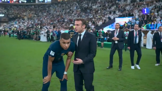 Macron consuela a Mbappé tras el partido.