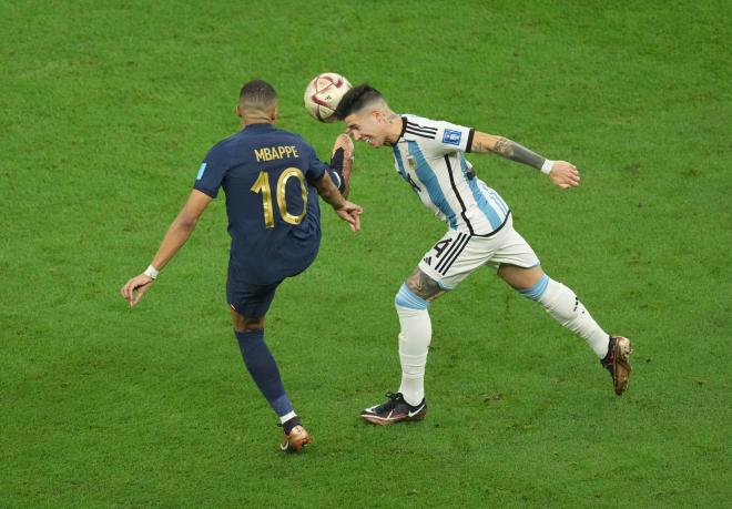 Kylian Mbappé y Enzo Fernández pelean por un balón dividido en la final del Mundial (Foto: Cordon Press).