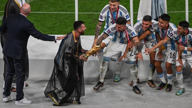 Leo Messi sorprende levantando la Copa Mundial con una bata negra.