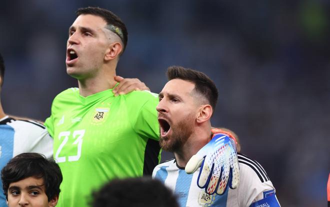 Messi y Emiliano 'Dibu' Martínez, durante los himnos en la final del Mundial (Foto: Cordon Press).