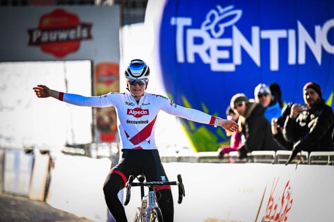 Puck Pieterse al ganar en la categoría femenina en el Val di Sole (Foto: Cordon Press).