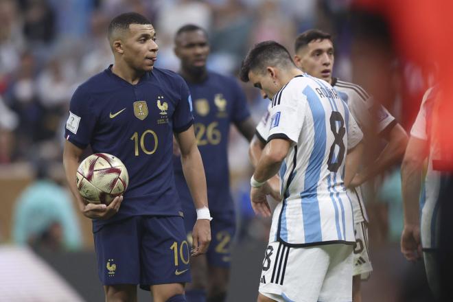 Acuña, junto a Mbappé, en la final del Mundial ganado por Argentina (Foto: Cordon Press).