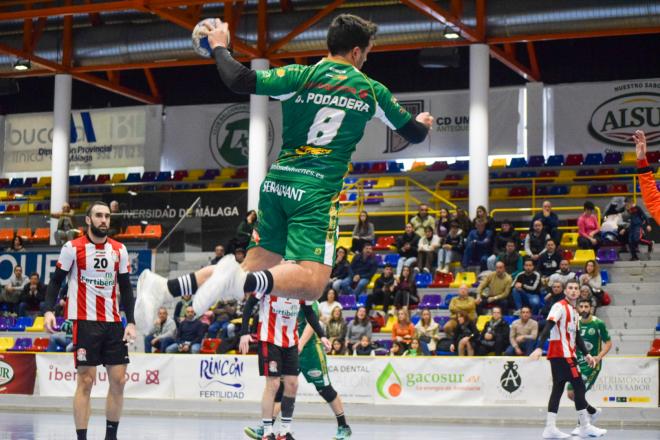 Podadera lanza a portería en el partido ante Puerto Sagunto.