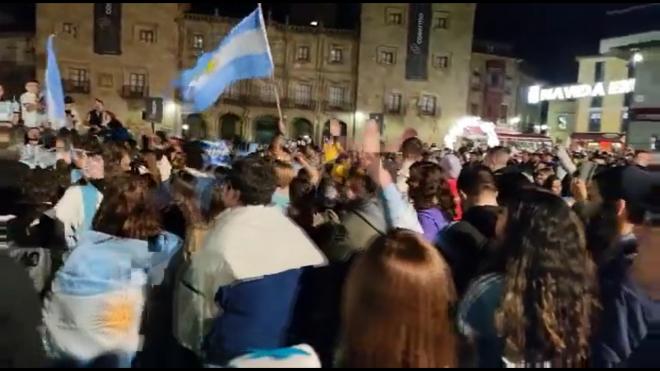 Aficionados de Argentina celebran el Mundial en la Plaza del Marqués de Gijón.