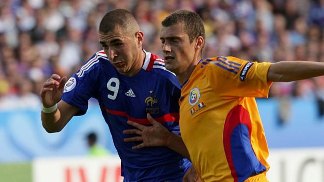 Benzema disputa un balón con Tamas (Rumanía) durante la Eurocopa 2008.