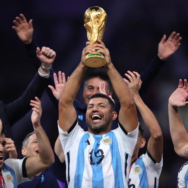 El Kun Agüero levantando la Copa del Mundo. (Instagram: kunaguero)