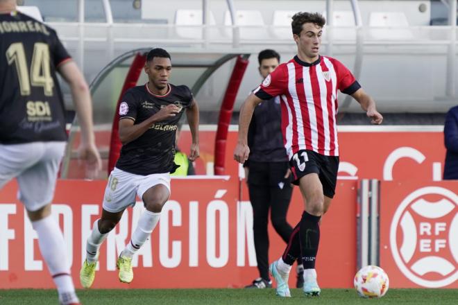 Mikel Goti la juega un partido con el Bilbao Athletic en Lezama.