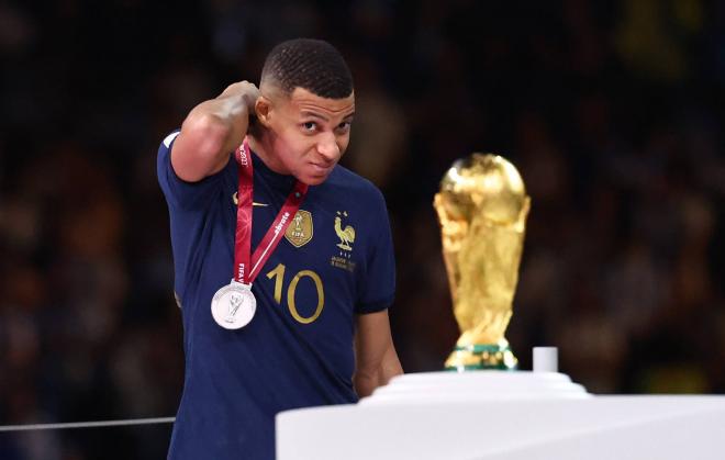 Mbappé en la ceremonia de premios de la final de Mundial tras perder contra Argentina (Foto: Cordon Press).