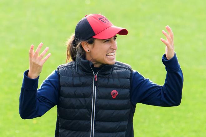La entrenadora Iraia Iturregi dirige al Athletic Club femenino. Ahora se va al Basconia.