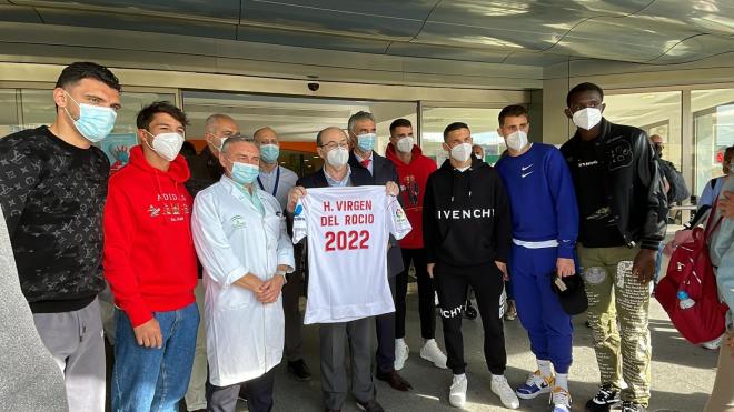 La visita del Sevilla FC al Hospital Virgen del Rocío (Foto: Kiko Hurtado)