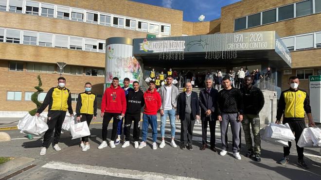 La visita del Sevilla FC al Hospital Virgen del Rocío (Foto: Kiko Hurtado)