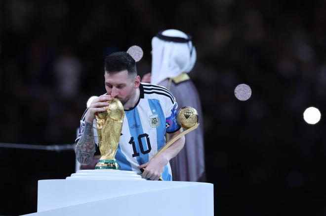 Leo Messi besa la Copa del Mundo tras ganarla con Argentina en Qatar (FOTO: Cordón Press).