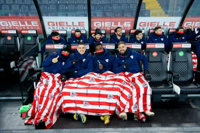 Manta para aguantar en el banquillo durante el partido amistoso Udinese-Athletic Club.