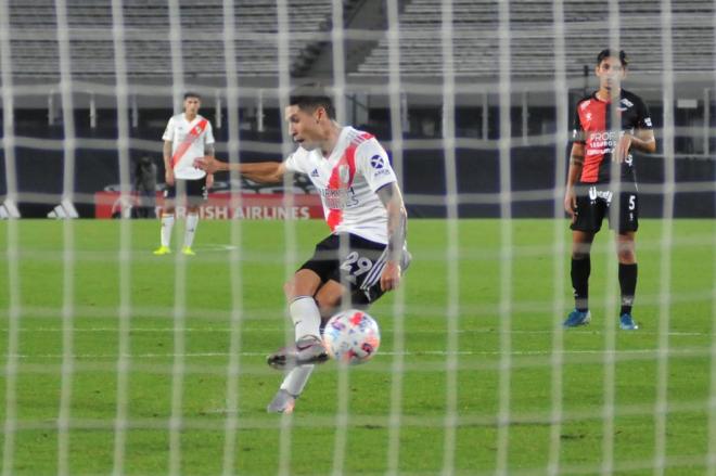 Montiel chuta un penalti sin mirar con River ante Colón (Foto: @LigaAFA).