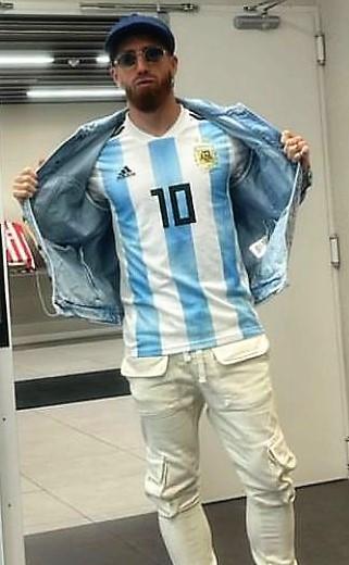 Iker Muniain ataviado en Lezama con la camiseta de Leo Messi en la selección argentina.