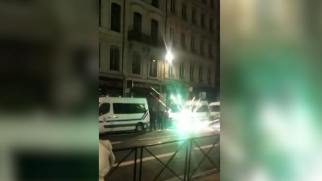 Francia: Momento del ataque a la policía con fuegos artificiales.