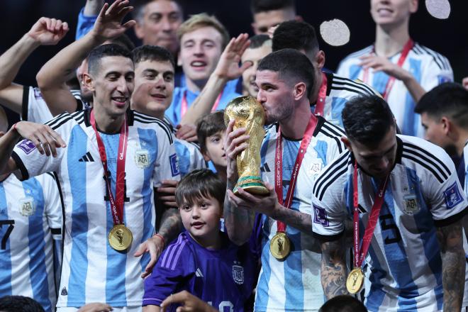 Rodrigo de Paul levanta la copa del mundo tras la victoria de Argentina (Foto: Cordon Press).