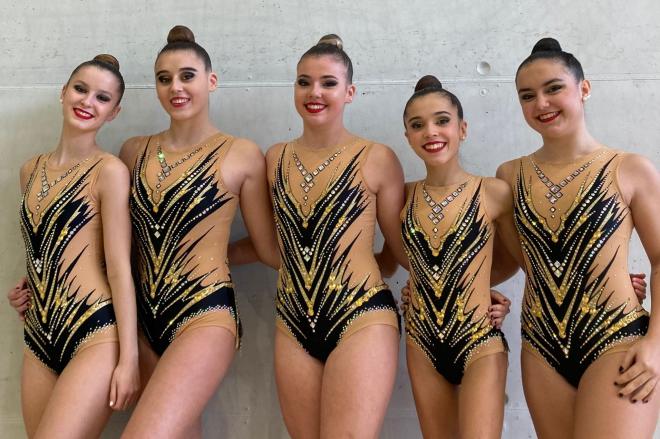 Pose de grupo de Sakoneta Gimnasia Erritmiko Taldea.