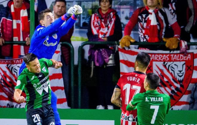 Salida de puños de Agirrezabala en el River-Athletic (Foto: Athletic Club).