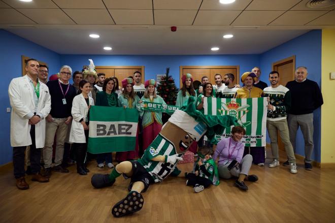 Visita de los jugadores del Betis a los hospitales sevillanos (Foto: RBB).