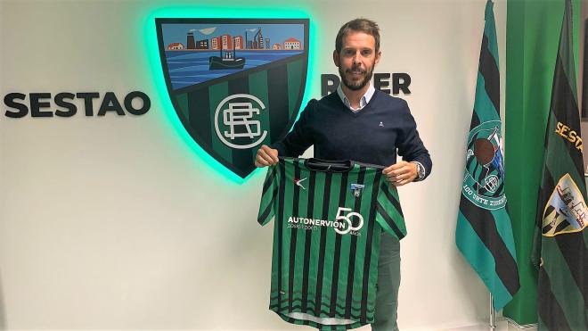 El entrenador del Sestao River Club, Aitor Calle, posa con una camiseta verdinegra.