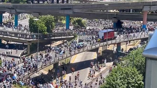 Caos en Buenos Aires esperando a la selección de Argentina: ¡cientos de miles de personas ocupan las calles!