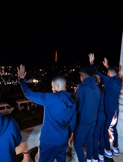 La selección francesa saludando a la gente de la Plaza de la Concordia (Foto: @equipedefrance).