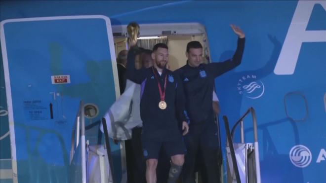 Messi y Scaloni enseñan la Copa a su llegada al aeropuerto de Ezeiza, Buenos Aires