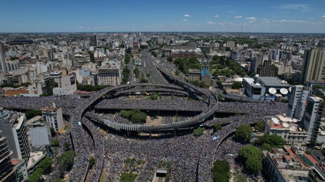 Recibimiento a Argentina en una Buenos Aires colapsada (Foto: EFE).