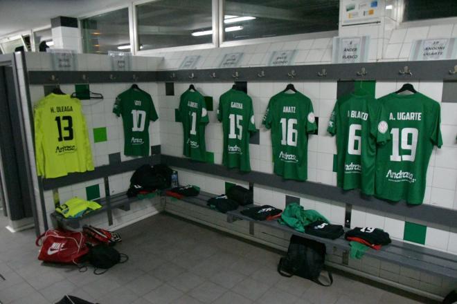 El vestuario del Sestao River con todo listo antes de medirse al Athletic Club en la Copa.