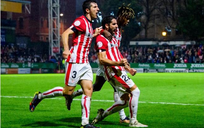 Dani Vivian y Nico Williams celebran el gol de Raúl García al River en Las Llanas (Foto: Athletic Club).