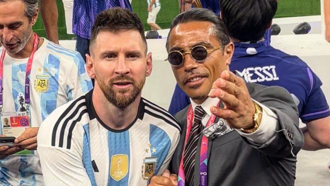 Salt Bae fue muy insistente para sacarse una foto con Messi durante la celebración de Argentina.