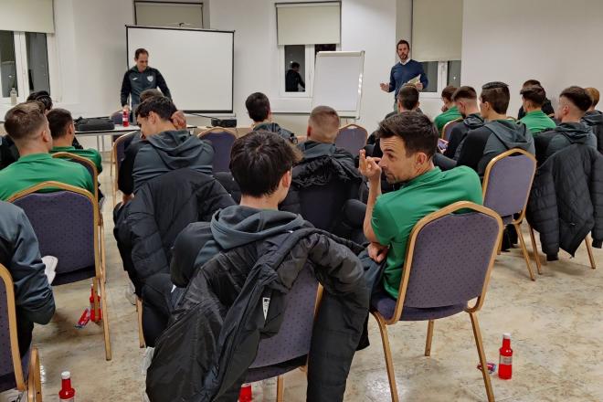 Charla de Aitor Calle a la plantilla del Sestao River antes de jugar contra el Athletic Club en la Copa.