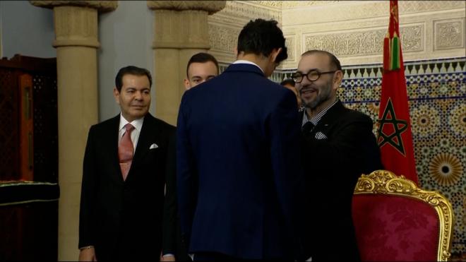 Bono recibe la Orden del Trono Wissams de la mano del rey Mohamed VI de Marruecos.