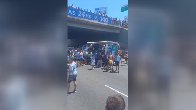 Imagen del momento del saqueo del camión de gaseosa por varios hinchas argentinos
