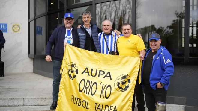 Imanol Alguacil con unos aficionados de la Real (Foto: Real Sociedad).