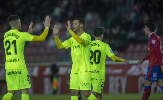 Diego Sánchez felicita a Milovanovic en el Numancia-Sporting (Foto: CordonPress).