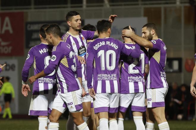 Los jugadores del Valladolid celebran el gol de Iván Sánchez (Foto: EFE).