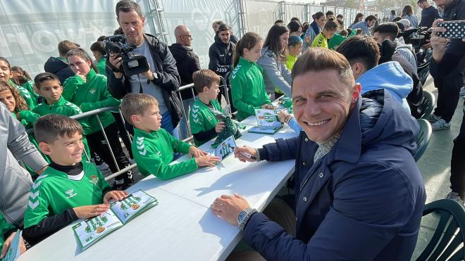 Joaquín, firmando autógrafos a los más jóvenes.