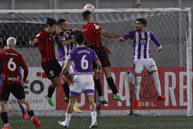 Remate de Zorrilla en el Arenas-Valladolid (Foto: EFE).