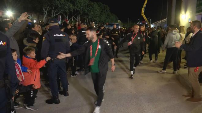 Los jugadores del Juventud Torremolinos llegan al estadio antes de enfrentarse al Sevilla en Copa del Rey
